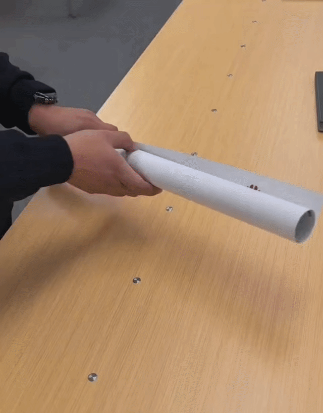 朋友们，看吧，已经有线下门店拿到华为Mate70 Air的海报了，大概率金丝银锦