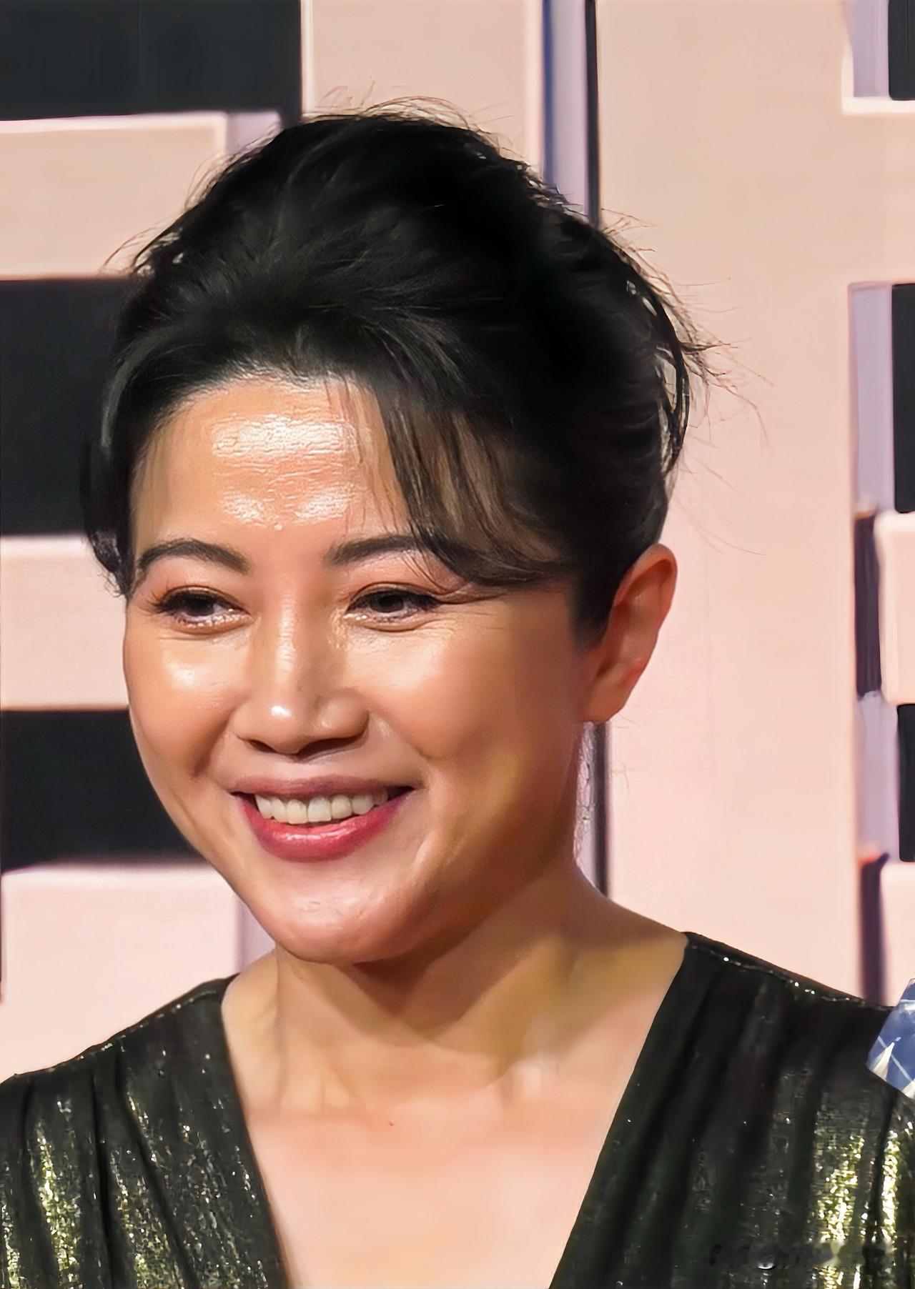 50多岁了，皮肤是真的好，原生底子真好看。