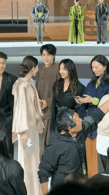 古力娜扎真的就是天生适合舞台，你看她无论站在哪里，都是人群中的焦点，自带高光，一