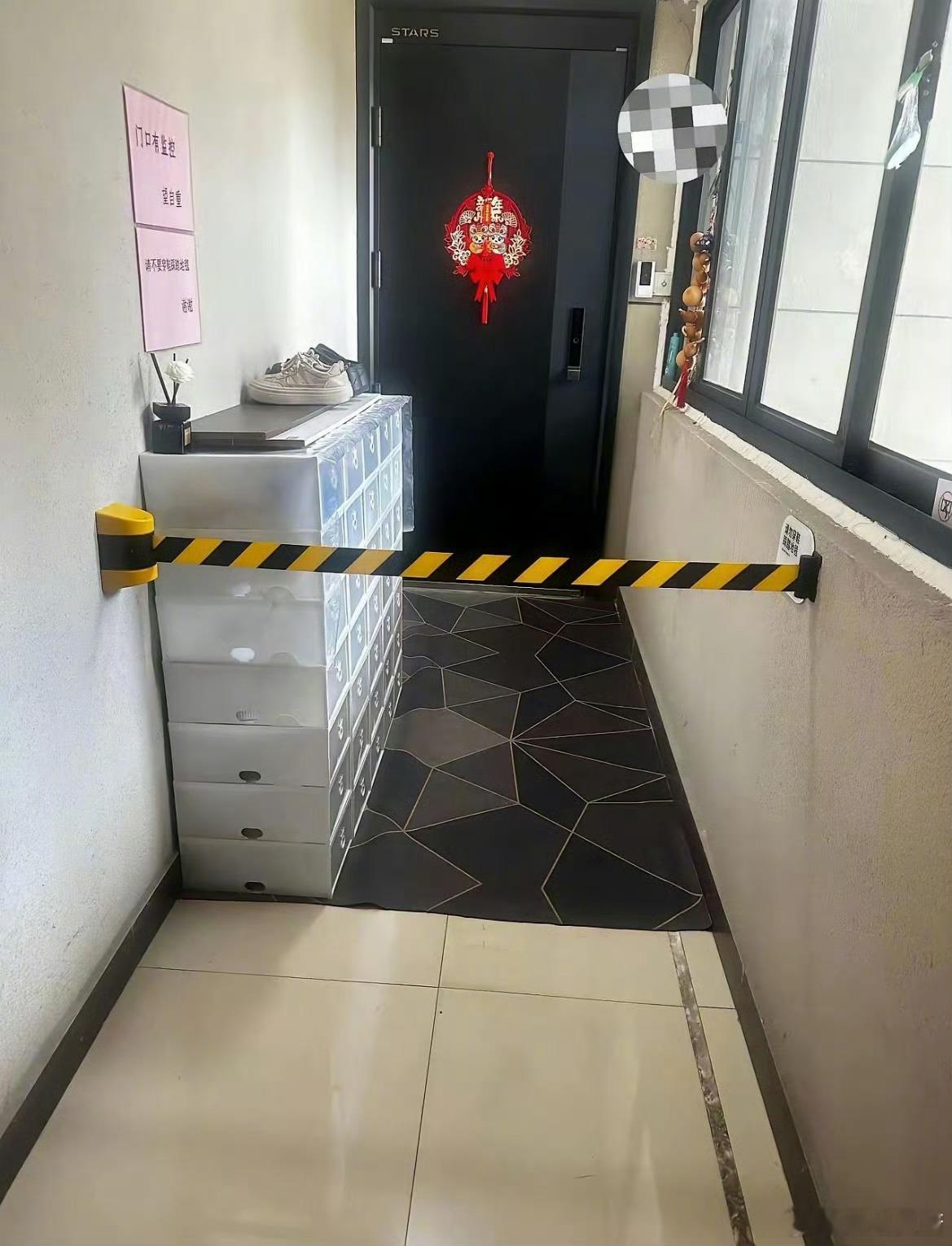 邻居把我们两家中间拉上了警戒线 ​​​