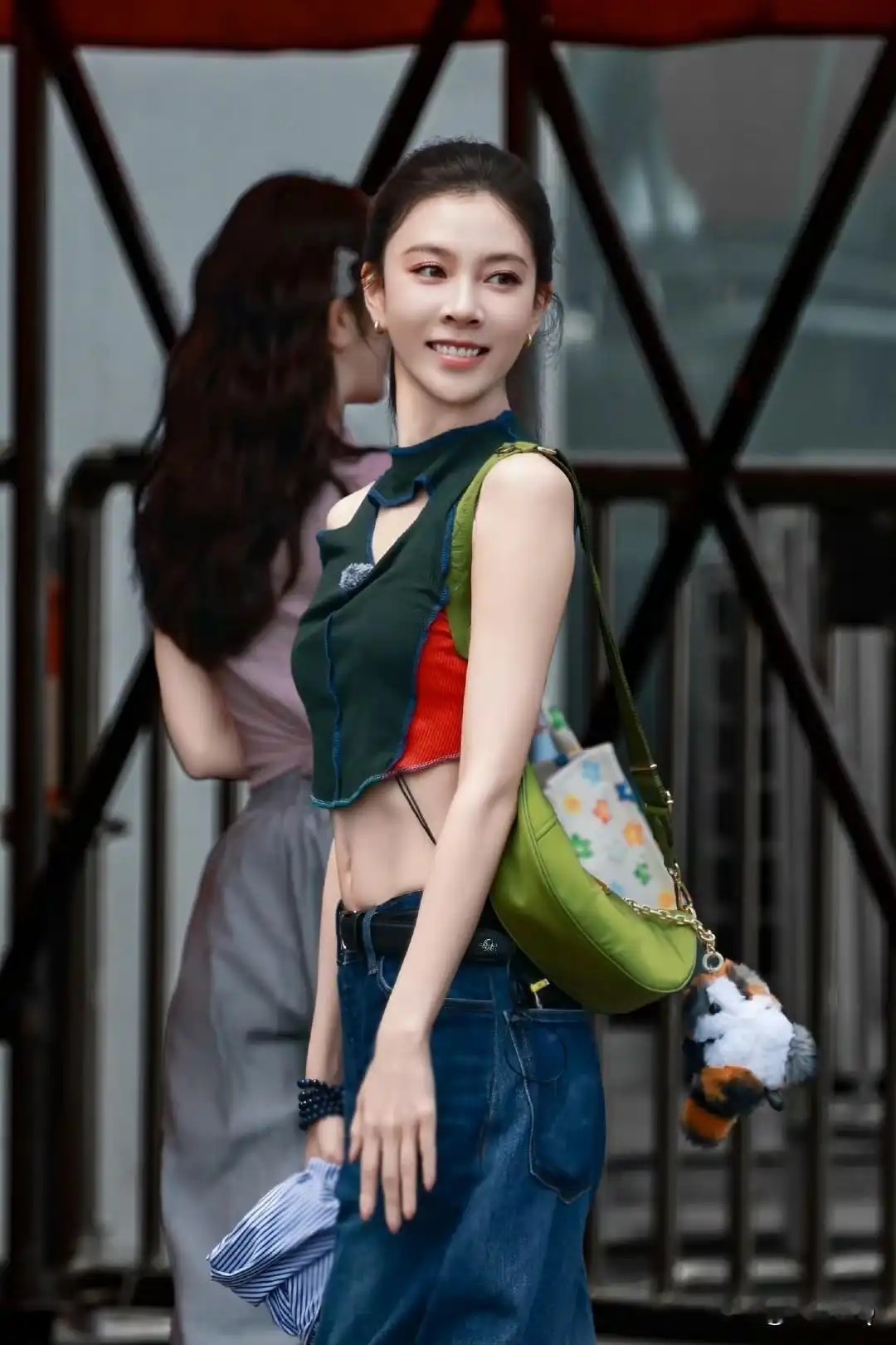 宋妍霏的牛仔裤有点意思，要是不仔细看还以为裤腿倒立穿了。 ​ ​​​