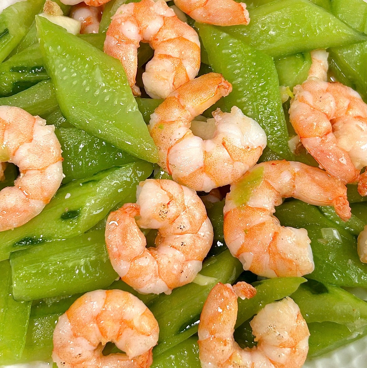 谁不想在减脂期狠狠的来一碗虾仁炒黄瓜🥒！鲜嫩清爽，吃完也没有负罪感，跟着贝贝一
