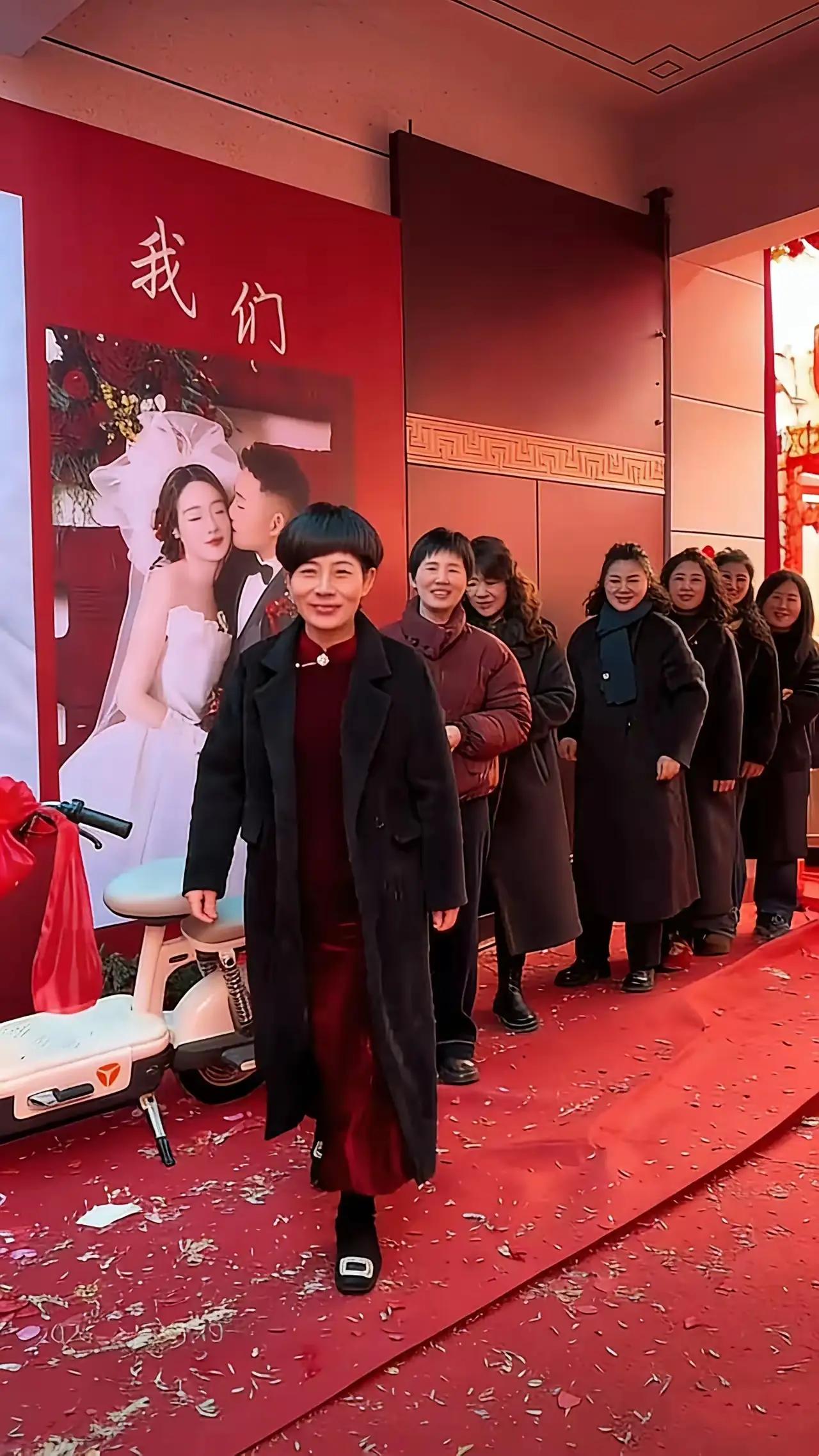 九个姑姑一台戏：大侄子婚礼秒变“家族春晚”，网友笑到打鸣：这谁家DNA这么吵？