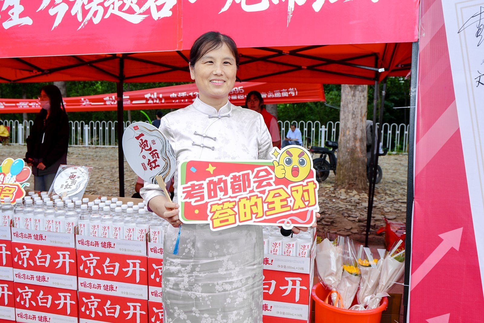 山东高考考点外的夏日清凉一抹清凉护航山东考生今榜题名一炮而红盛夏高考酷暑难耐，今