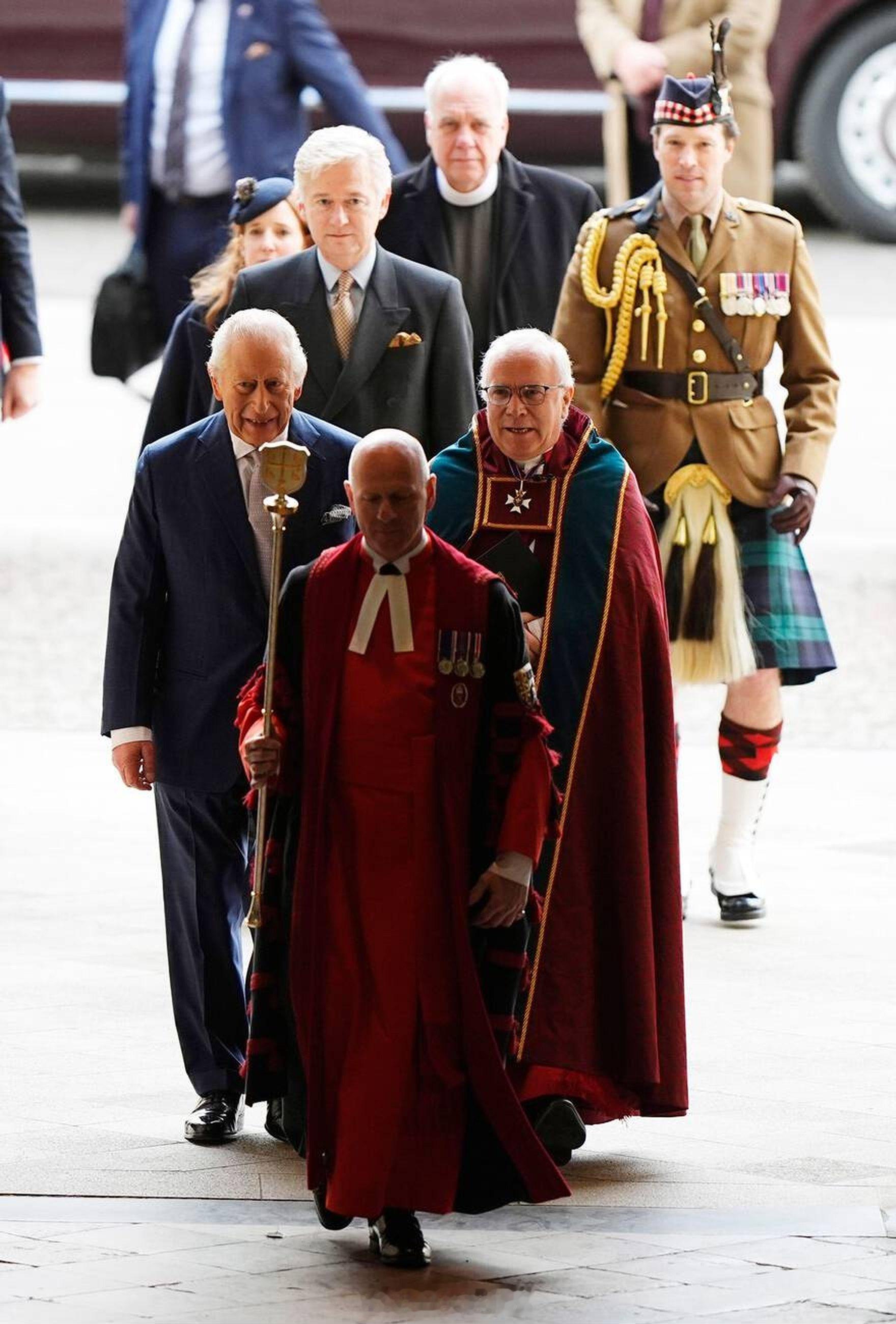 英国王室  今天查尔斯三世在伦敦威斯敏斯特大教堂出席降临节活动，降临节是基督教的