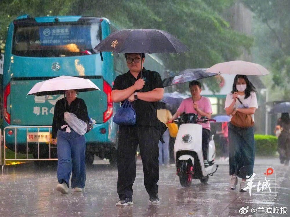 【多地雨量已“破百”，#明后天广东局地或现特大暴雨#】受活跃的低涡系统影响，8月