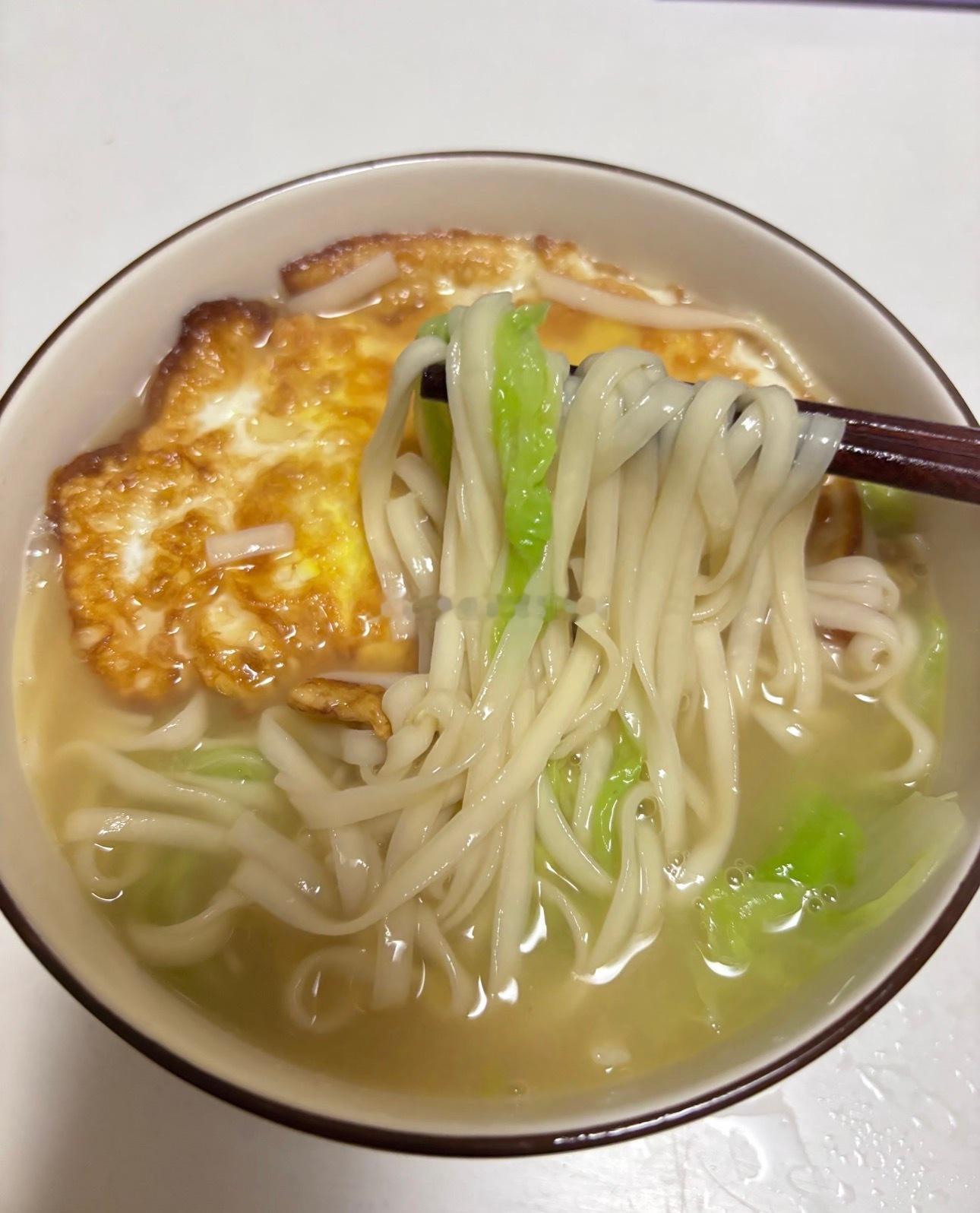 忙完工作，拖着一身疲惫踏进家门。安静的房间里，孩子睡得安稳，小脸软乎乎的，看着心