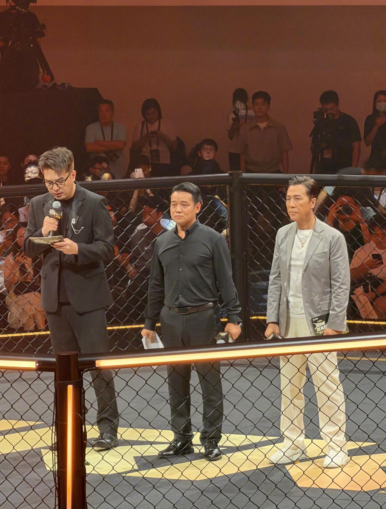 【 URKL全球首场人形机器人格斗表演赛 】 
@甄子丹  来啦！功夫宗师今日不
