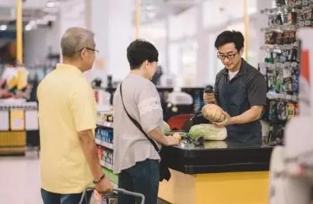 “自作自受！”江苏苏州，老人在超市购物，拿了一袋鸡腿，称重后放入包内，打算径直离