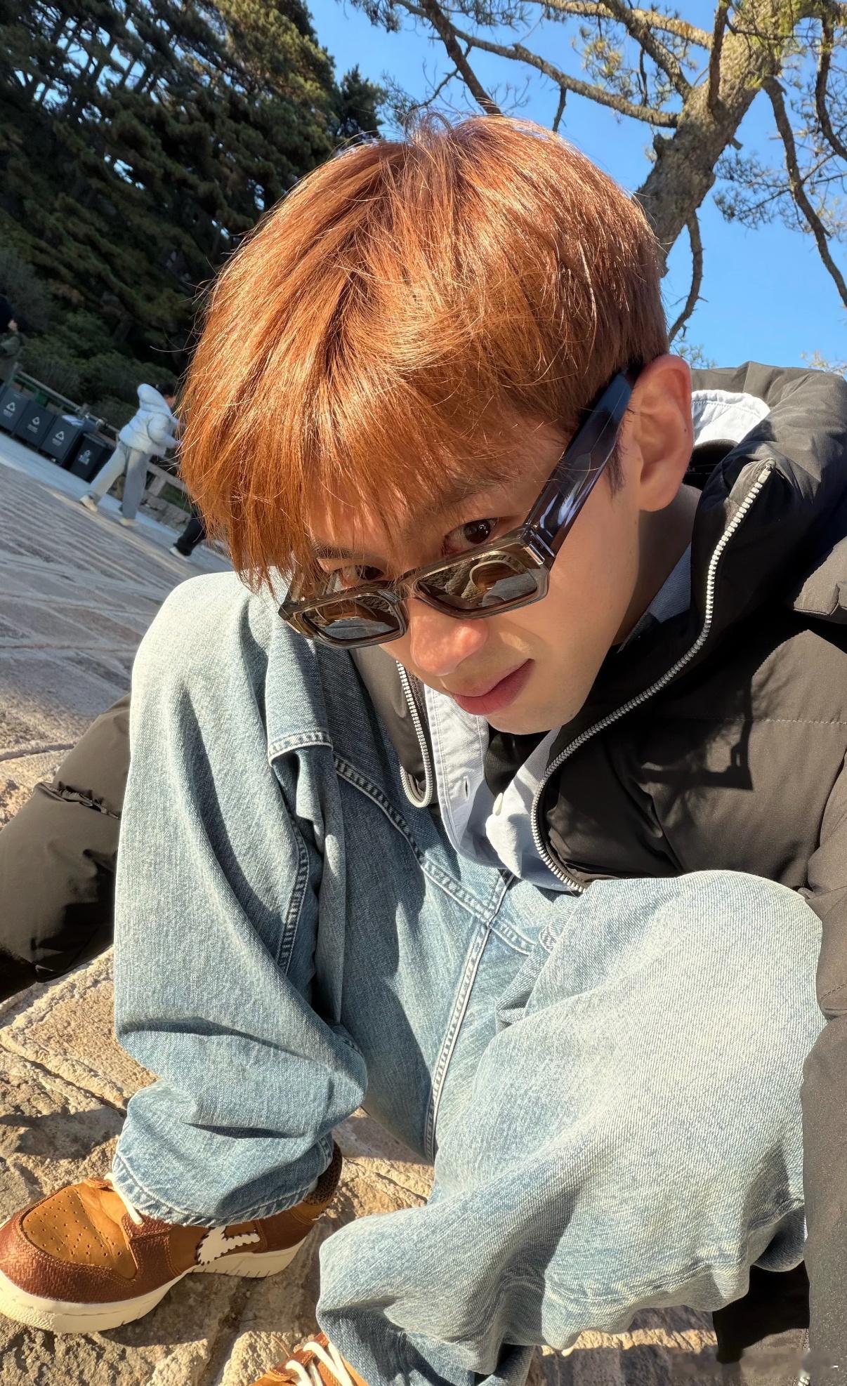 这和费启鸣一起看日出有什么区别 谁懂啊！看费启鸣举着镜头拍晨光，轻声分享心情，那