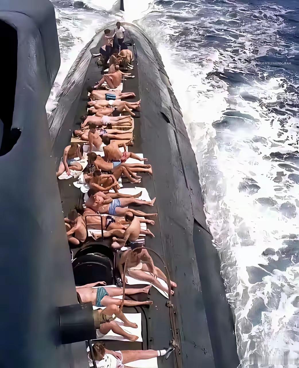在潜艇上的大兵，难得浮出水面出来，在甲板上晒晒太阳。 ​​​