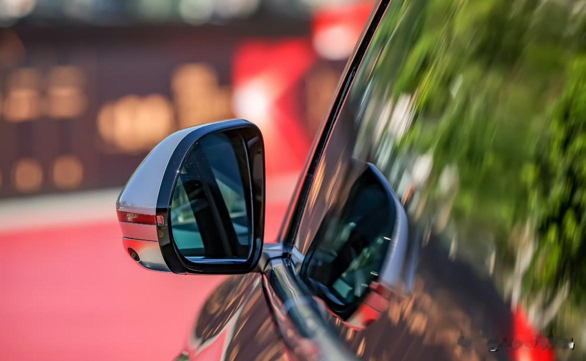 金鸡百花电影节的星光不仅在红毯上，还在路上。
这次电影节直接选定问界M9当指定座