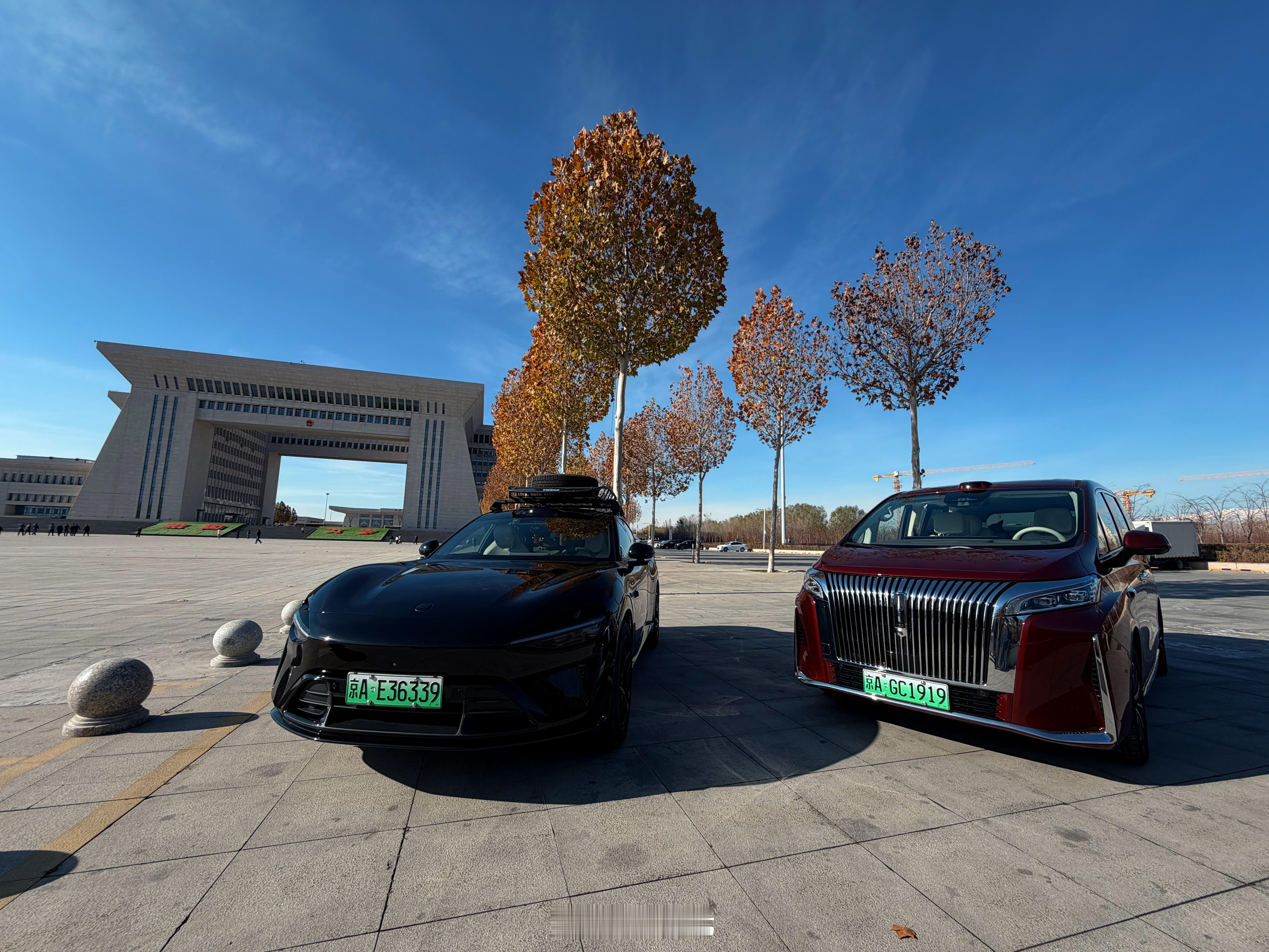 从霍尔果斯国门出发，我们一家三口已经进入哈萨克斯坦。人和车辆手续其实很好办，一共