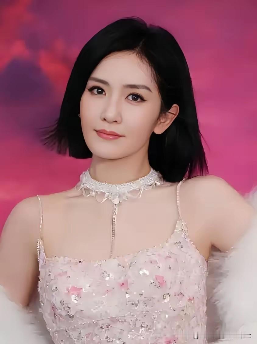 谢娜当过歌手发过专辑不假，但是大白嗓、不专业、唱歌不好听也不假。一个普通得不能再