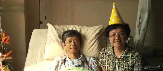 2016年，艾跃进在病床上与自己妻子一起过的最后一个生日，镜头中的他此时虽然露出