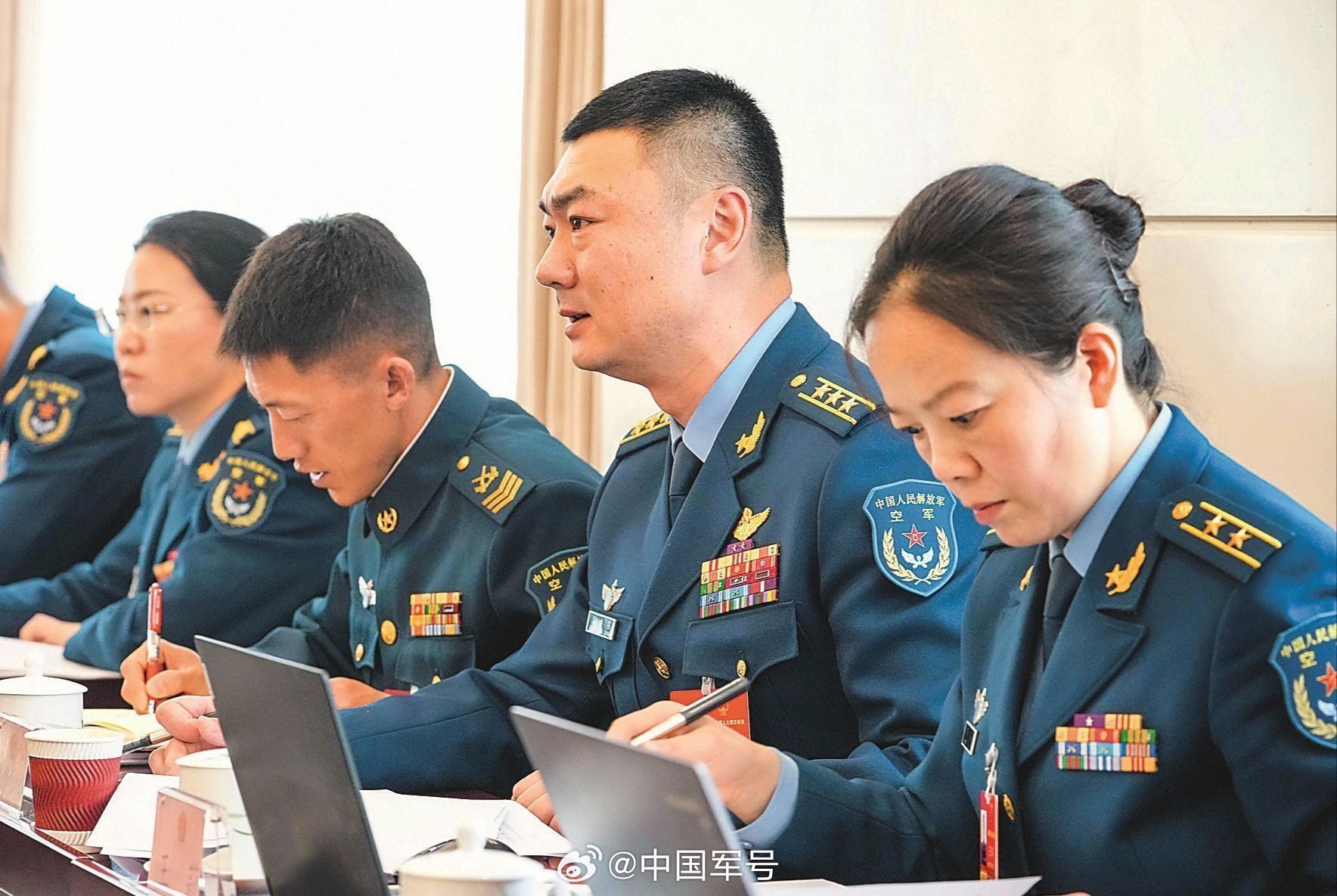 【现场直击！军队代表委员的两会时间】春潮涌动气象新，奋楫扬帆正当时。↓↓↓一起看