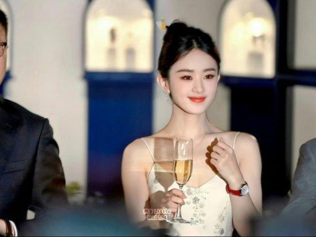 每次都惊叹此女伟大的妈生脸好牛的面部折叠度，顶级骨相 