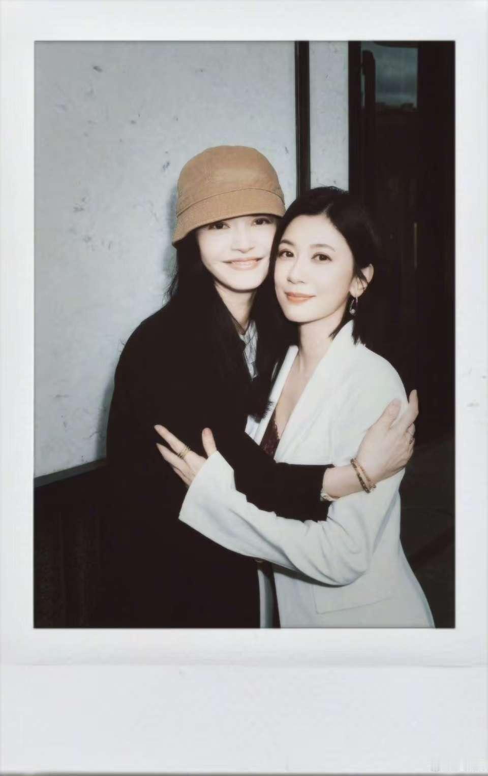 厦门拍戏，姚晨专程探班，两位美女对我的眼睛很友好。 