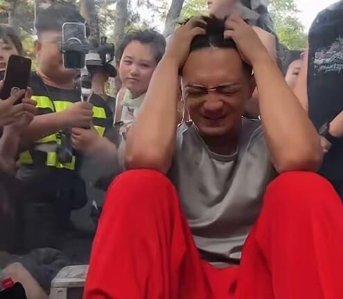 38岁女人从辽宁坐高铁跑到长春，堵住雪饼猴直播镜头要三四万"宫外孕手术费"，理由