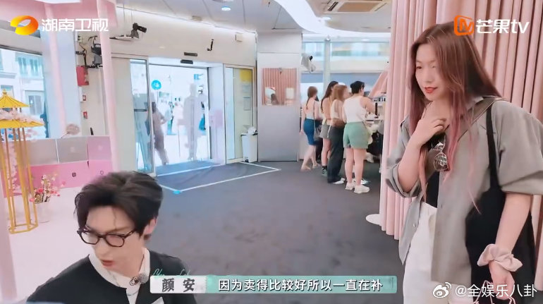 颜安补着货就把单开了 留在店内的颜安，推荐产品发现缺货，急忙下楼补货。抱着面膜归
