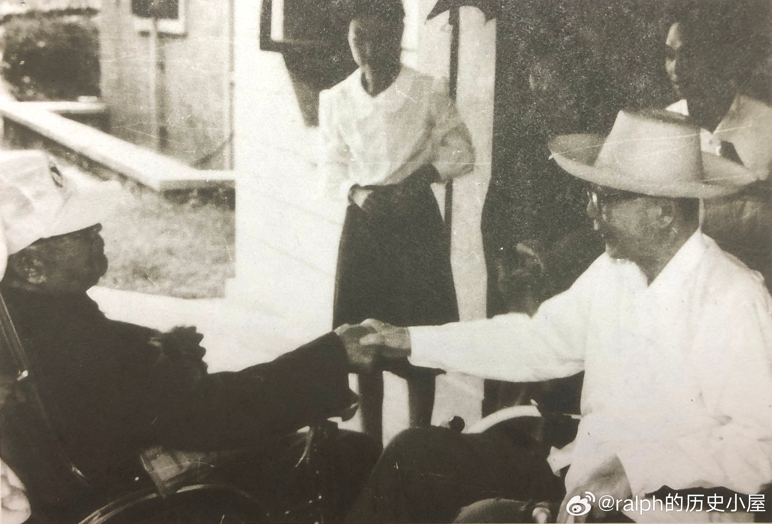 1983年7月3日玉泉山住处，叶剑英前来探望聂荣臻。两位老人告别时，却紧紧相握，
