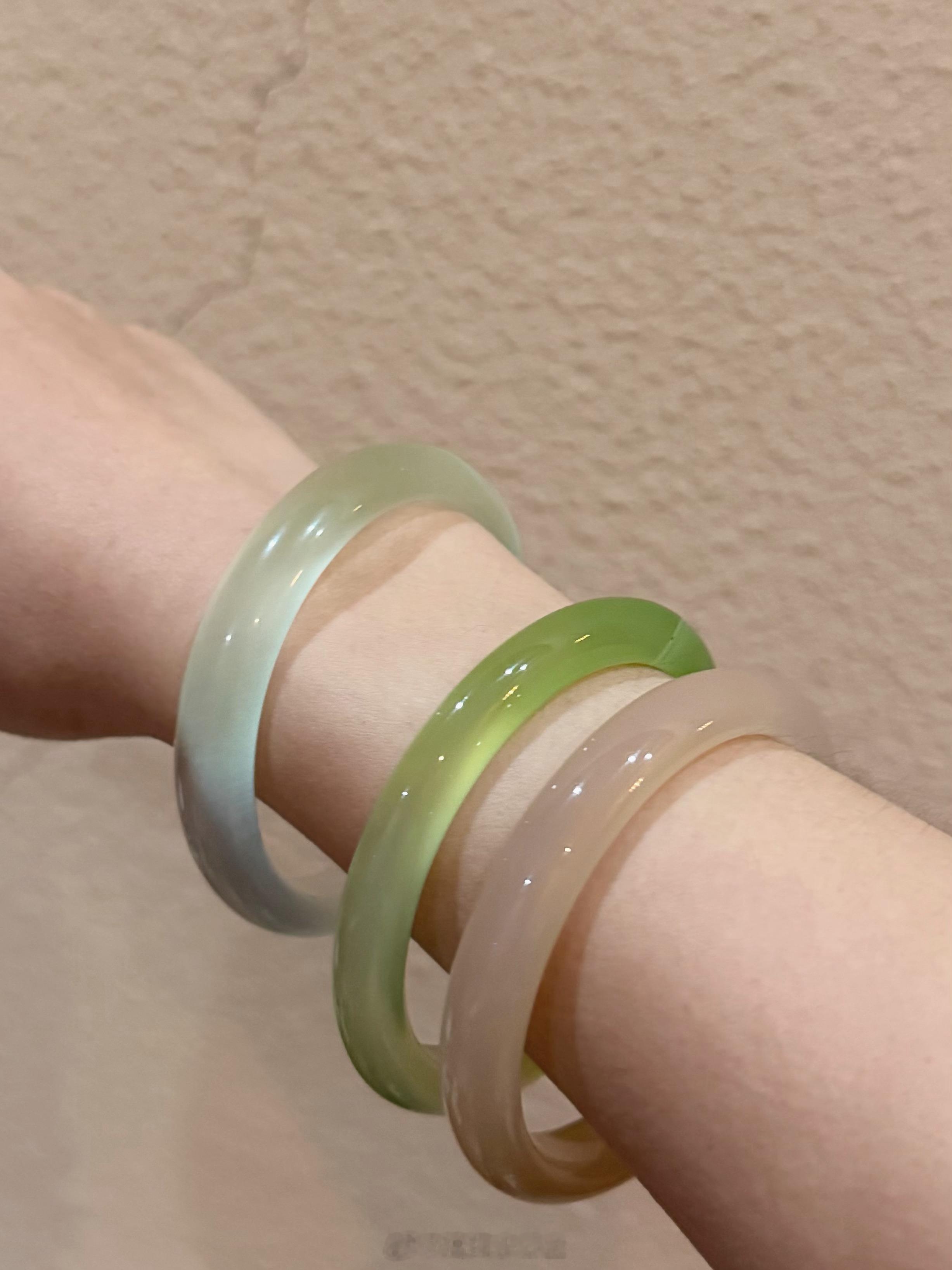 今天陪朋友逛夜市 本来在好好看石头，老板突然问我是05的还是06的，我一听，立马