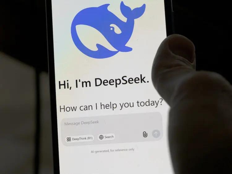 DeepSeek V4引爆AI圈，最值得关注的是7大要点：

NO.1 一个更大