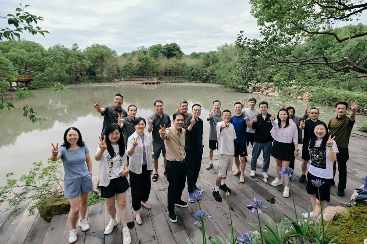 夏至已至，农民们刚忙完小麦收割，又忙着插秧，这在农村有一说：“双抢”——抢种抢收
