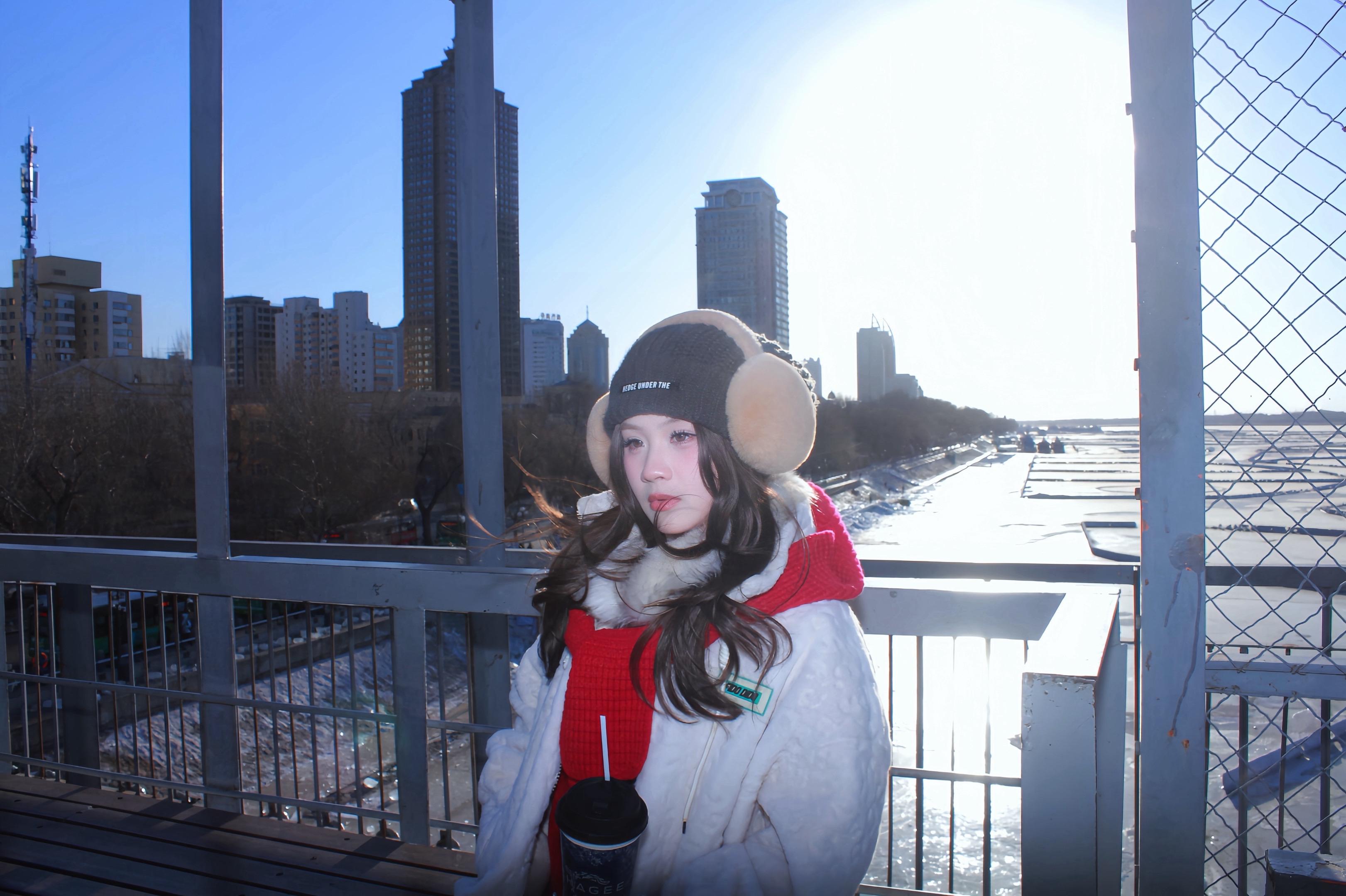 钢与浪，横贯百年。那些关于冰城的传说，都凝固在铁桥弯曲的弧度里。