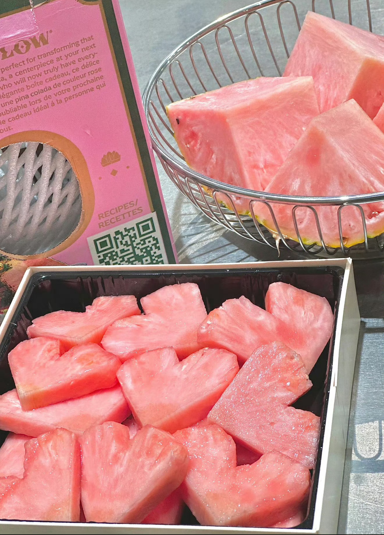 车厘子刚过，黑草莓接档，现在又来粉菠萝，花式掏我钱包是吧！粉菠萝 水果刺客