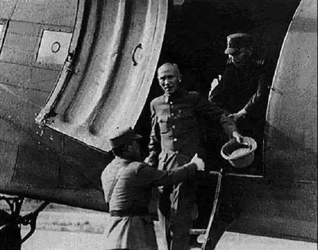 1949年，蒋介石仓皇从成都逃往台湾，却不知途经的广州机场已经被我军接管，而就在