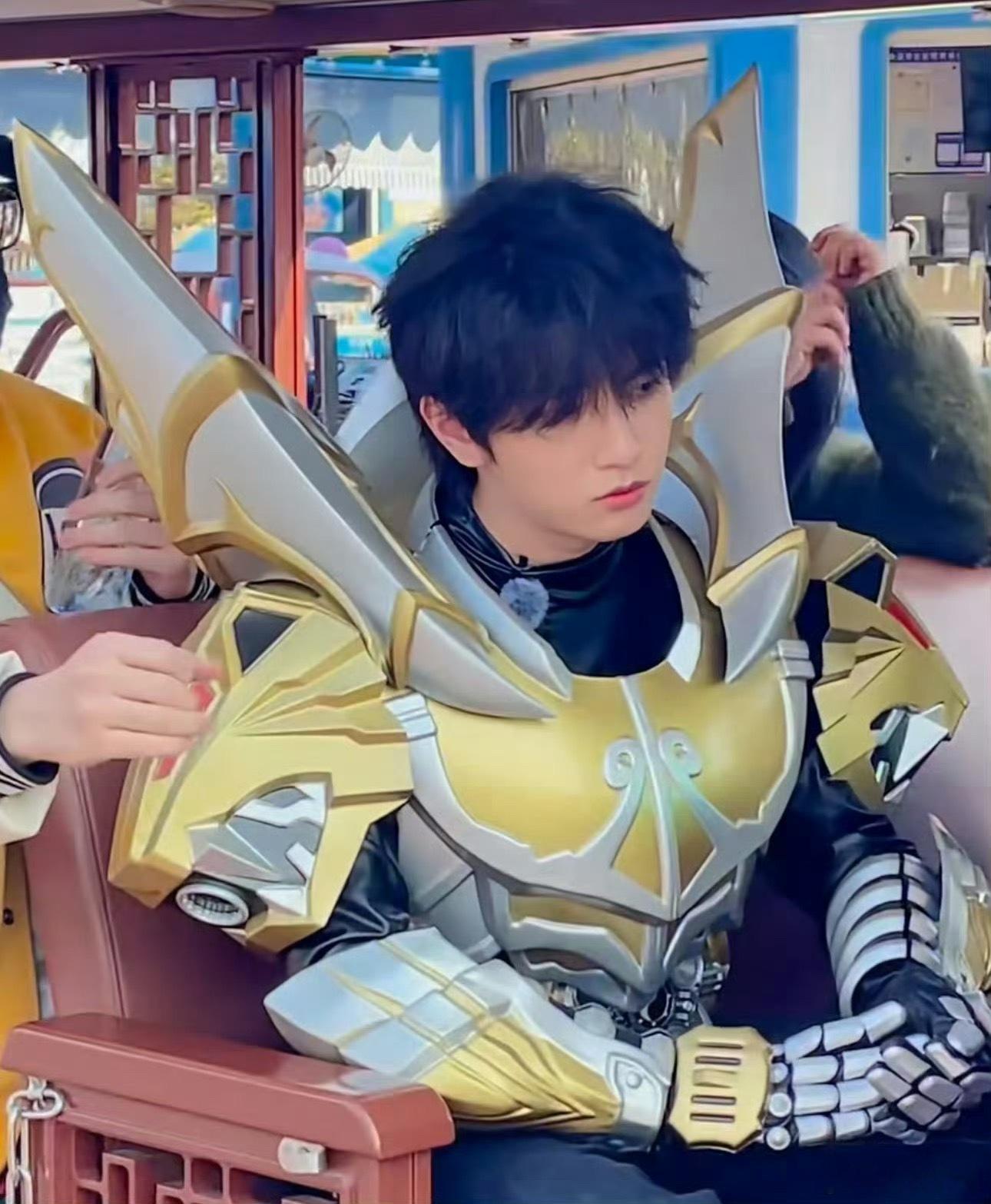 《周五晚高疯》的嘉宾妆造都好抽象啊周冬雨cos《东邪西毒》里的梁朝伟魏大勋cos