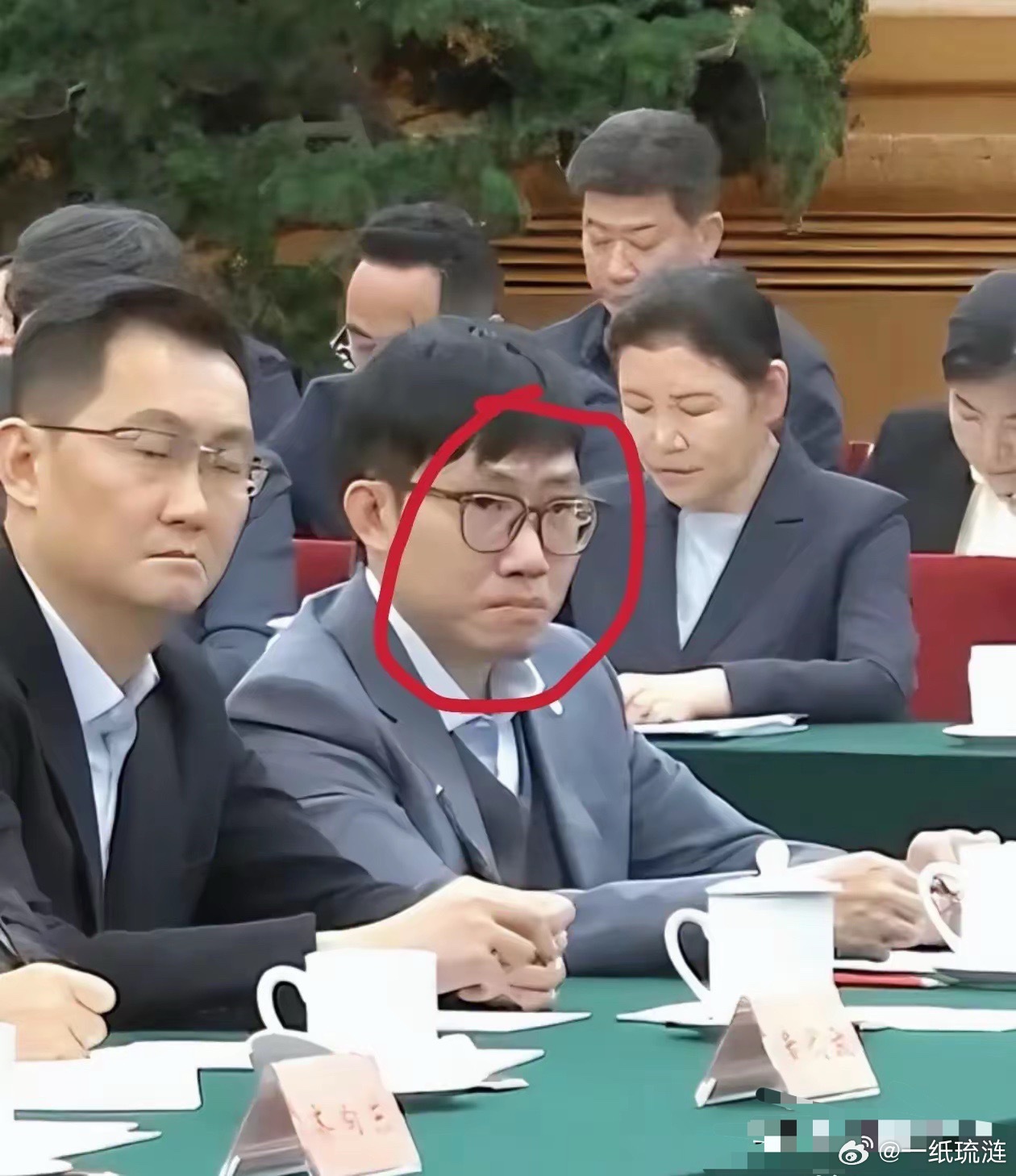 满屏喊抓梁文锋还钱，股民血汗钱真的太让人心寒我身边好几个老股民，天天熬夜抠报表，