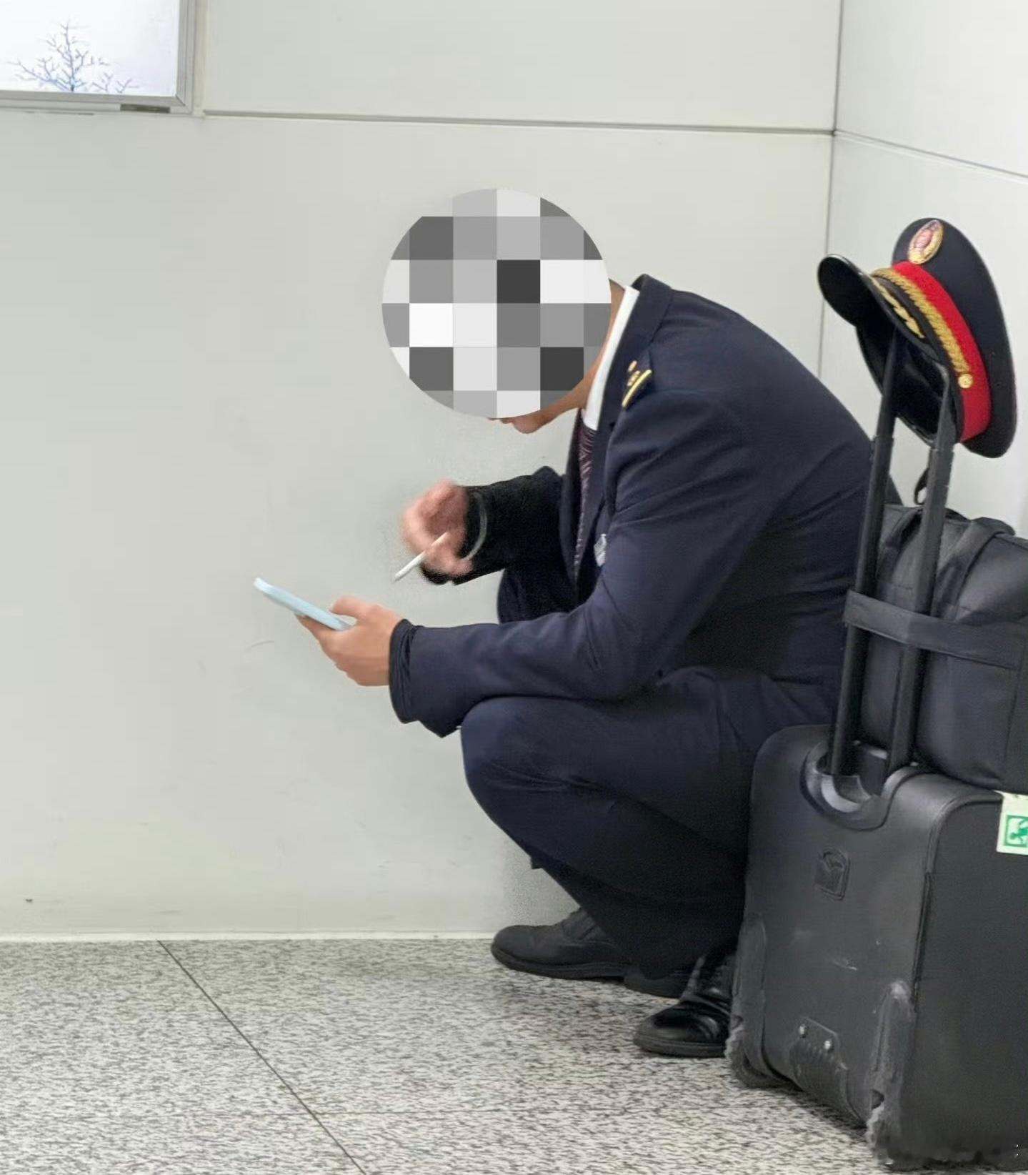 某高铁站工作人员站内抽烟 