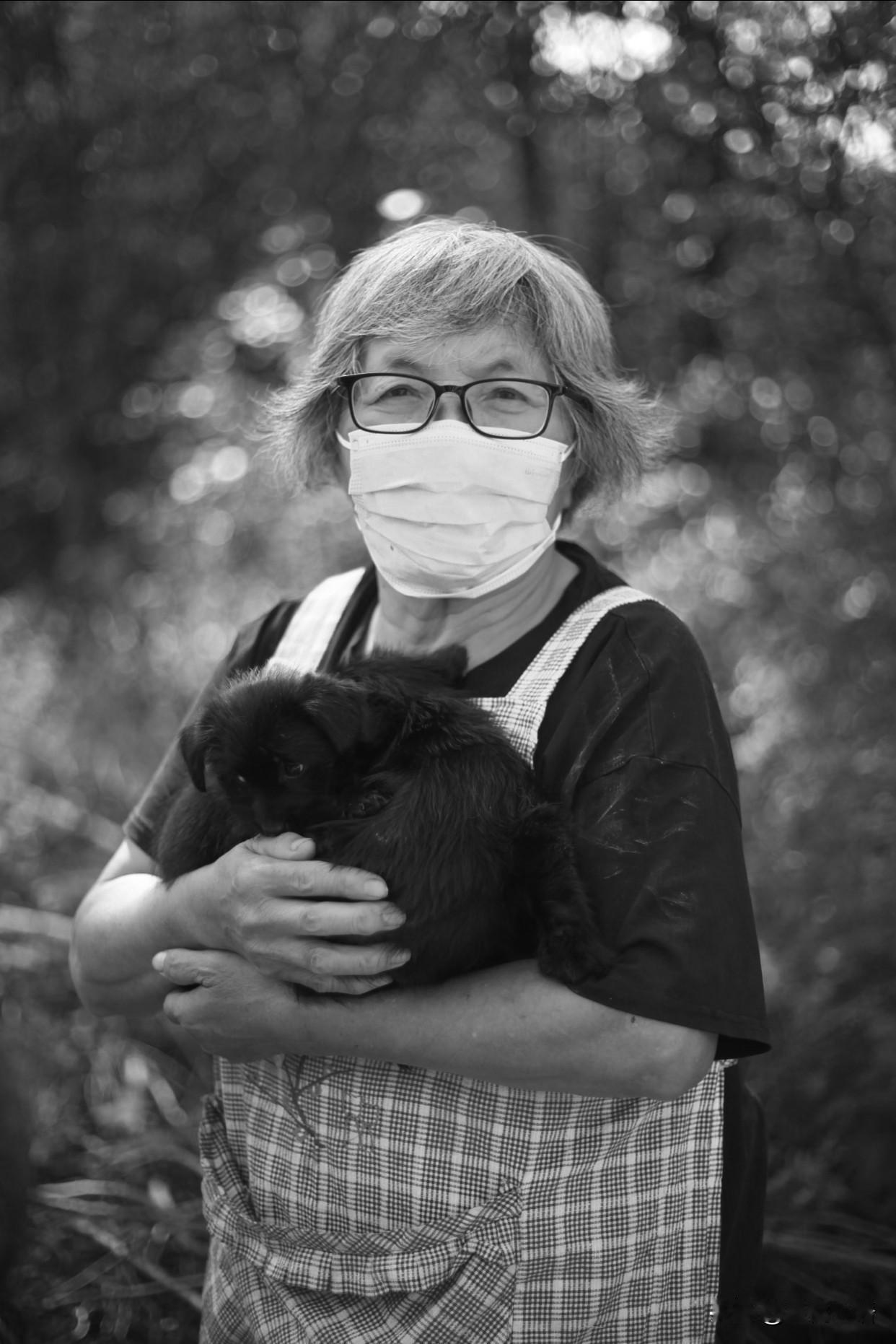 再见魏阿姨！
谢谢您给流浪毛孩撑了二十年的家

看到魏阿姨离世的消息，
心里一下