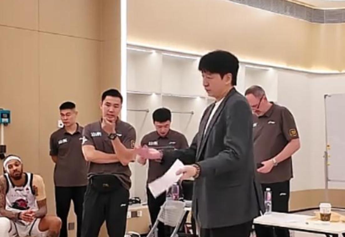 赢深圳8分，山东队更衣室曝光，不断庆祝，邱彪开心地像个小孩！
CBA常规赛第四十