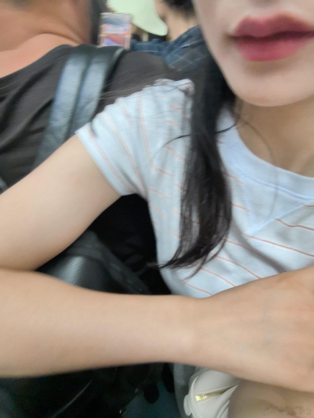 你看这哪有地方站啊，手都搭人双肩包上了，不然看不了手机。大哥人还怪好的，也没吵我
