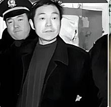 1998年，西安17岁的高明，被同学王星带头霸凌致死，父亲高德隆在失去儿子之后选
