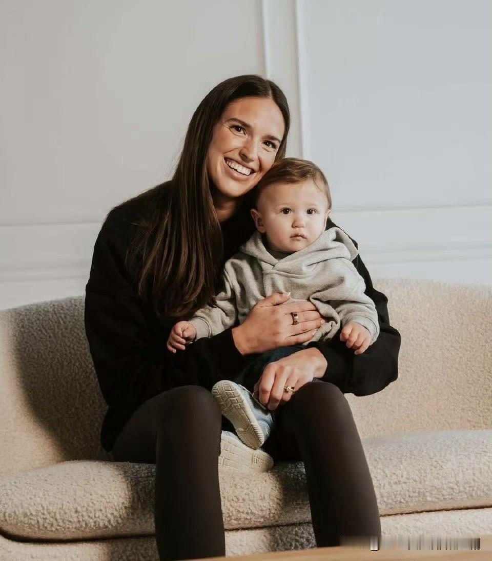 美国女排威尔海特和孩子。这个赛季她将回归美国无限极联赛加盟达拉斯。