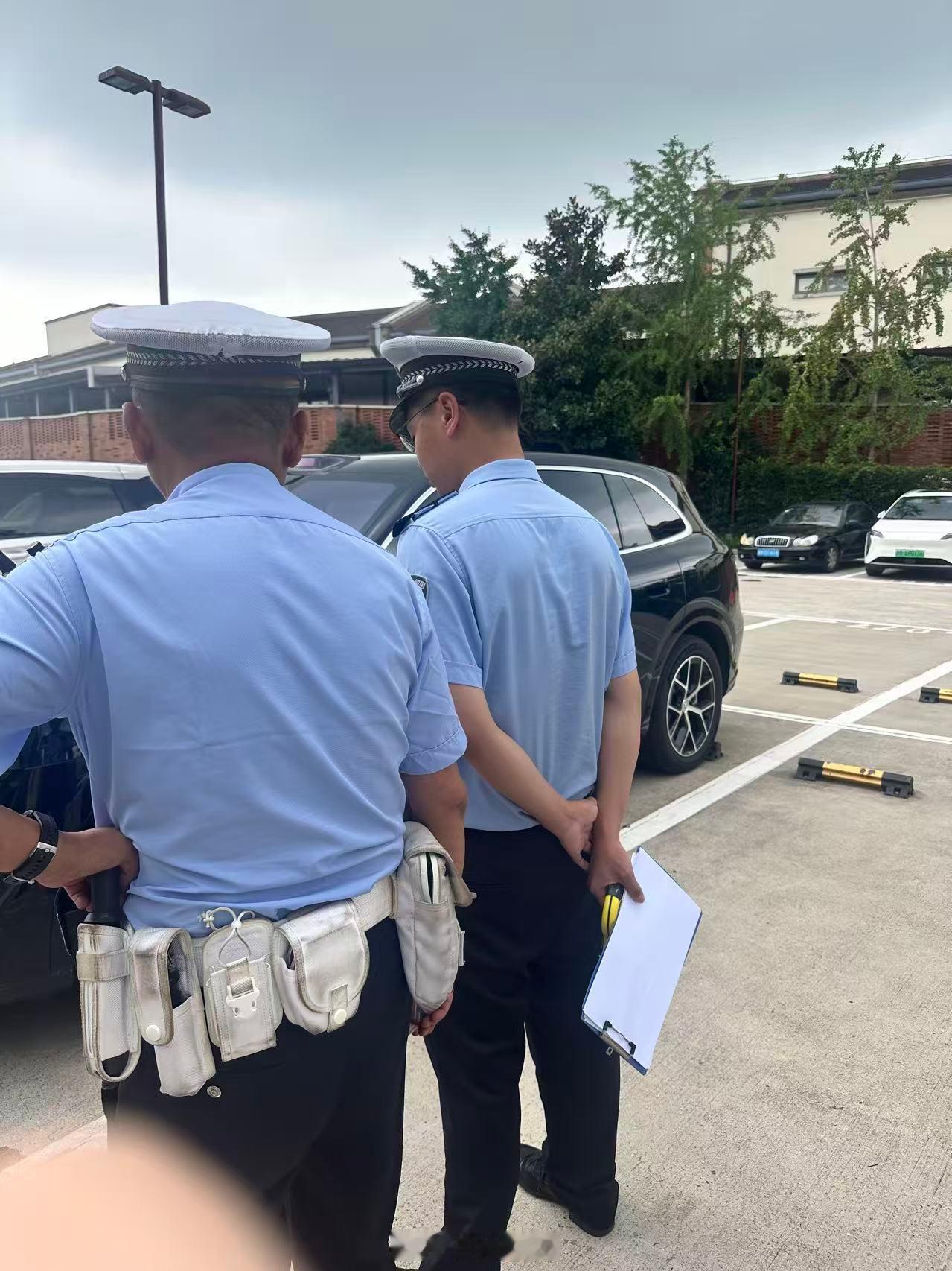 吕俭车里故事会 我的车，又遭遇到开门杀了。上一回磕坏的是左前门，这一回，轮到了左