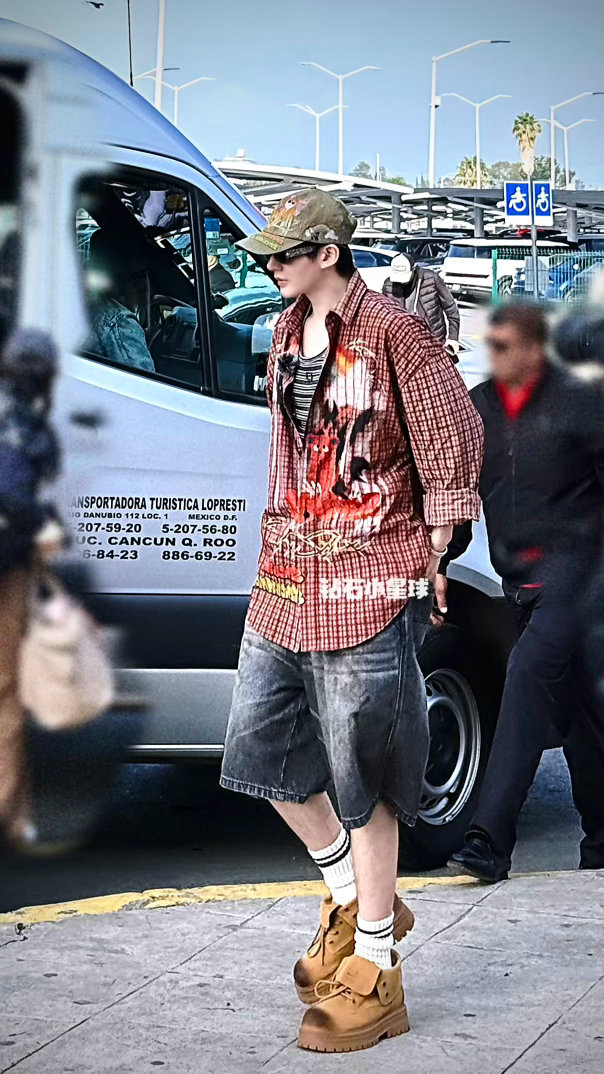 只要心中有红毯，哪里都是时装周～邓为墨西哥时装周路透持续放送中！邓为花儿与少年8