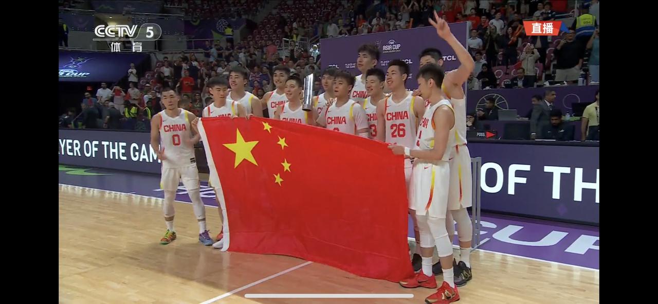 今晚是中国球迷的都开心，因为中国男篮打赢了不可一世的新西兰，昂首挺进了决赛，超预