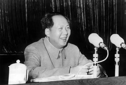 1975年，毛主席在开会时说：“外国人放个屁都是香的，害得我两年不能吃鸡蛋。”