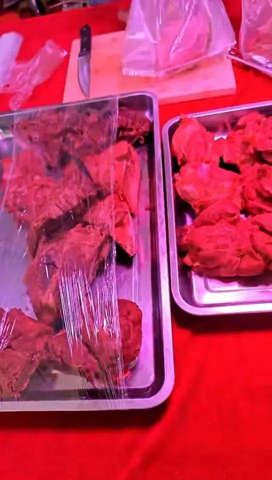 广东潮州，男子举报摊贩猪肉冒充牛肉卖，遭六七人围殴耳朵缝了十余针，肋骨骨折，鉴定