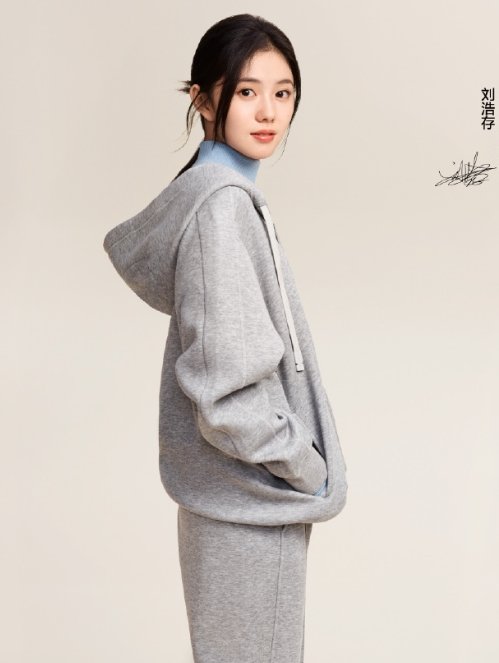 刘浩存灰色卫衣套装刘浩存灰色卫衣look ​​​刘浩存灰色卫衣套装 ​​​