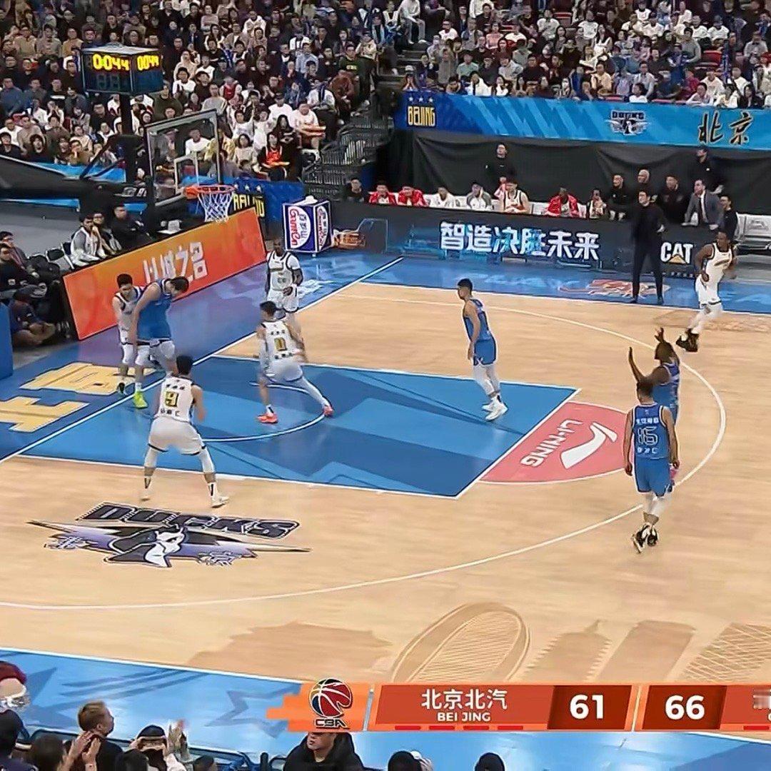 广厦投诉周琦违例，又吃1T