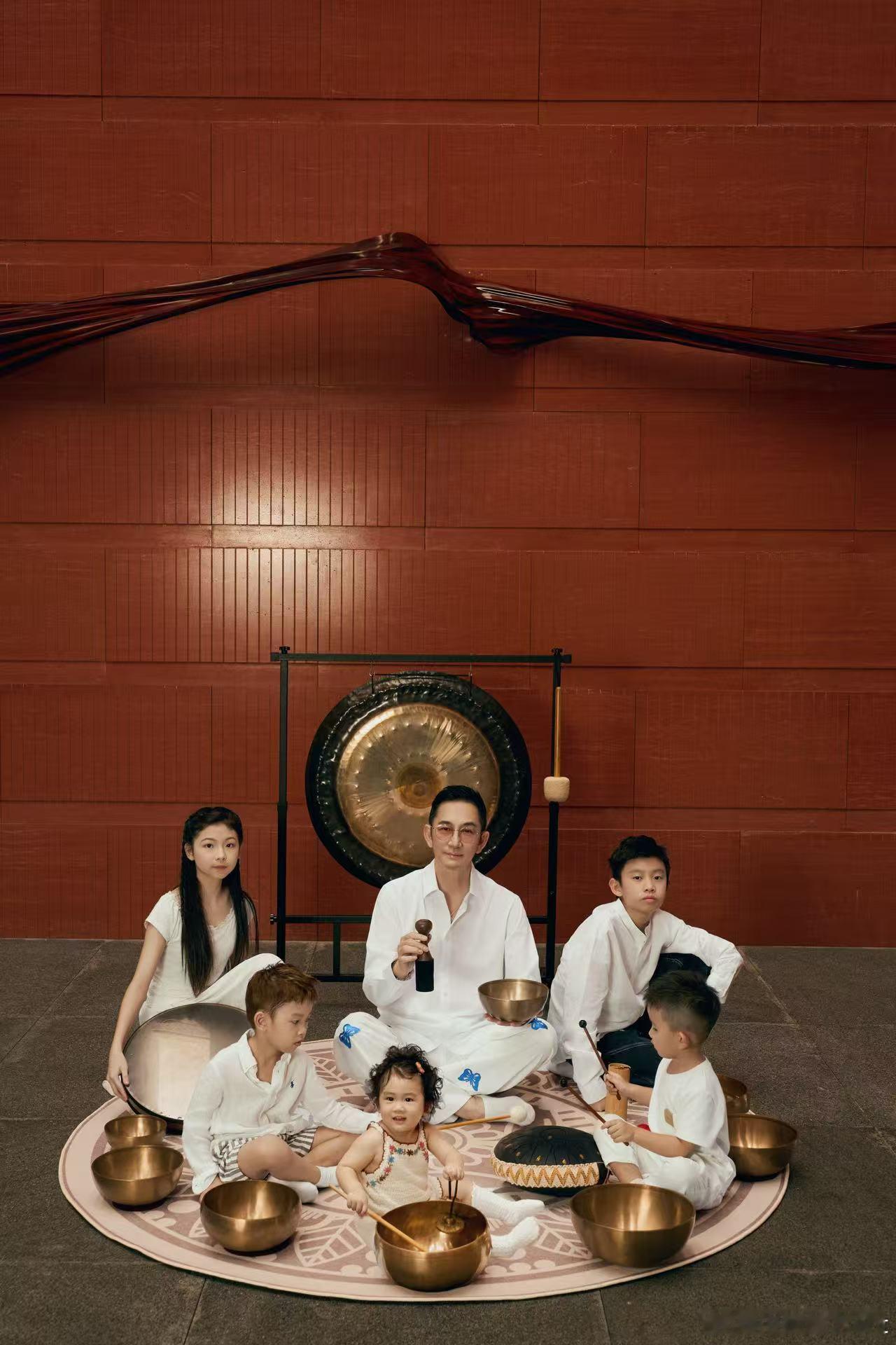 谁懂这组杂志大片状态？在东莞松山湖拍摄，儒雅绅士气质拉满，老钱风松弛感刚刚好，冻