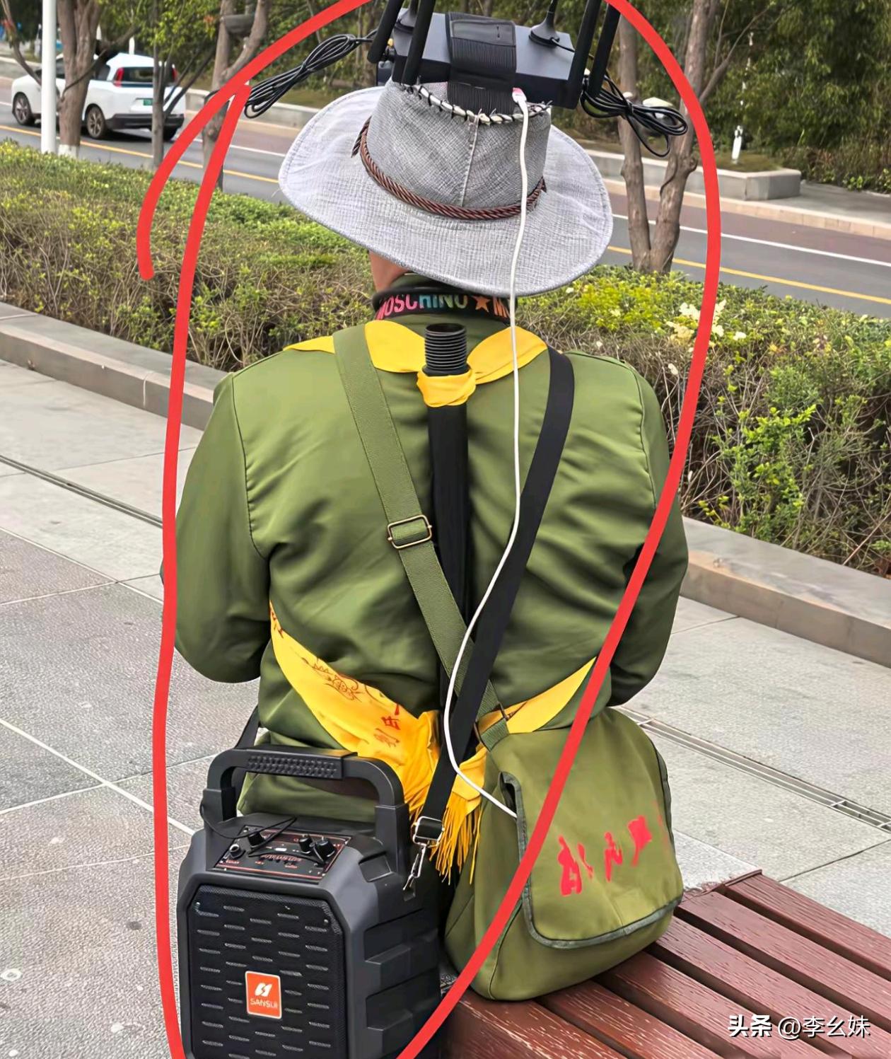 这大妈这一身装备是干啥的？