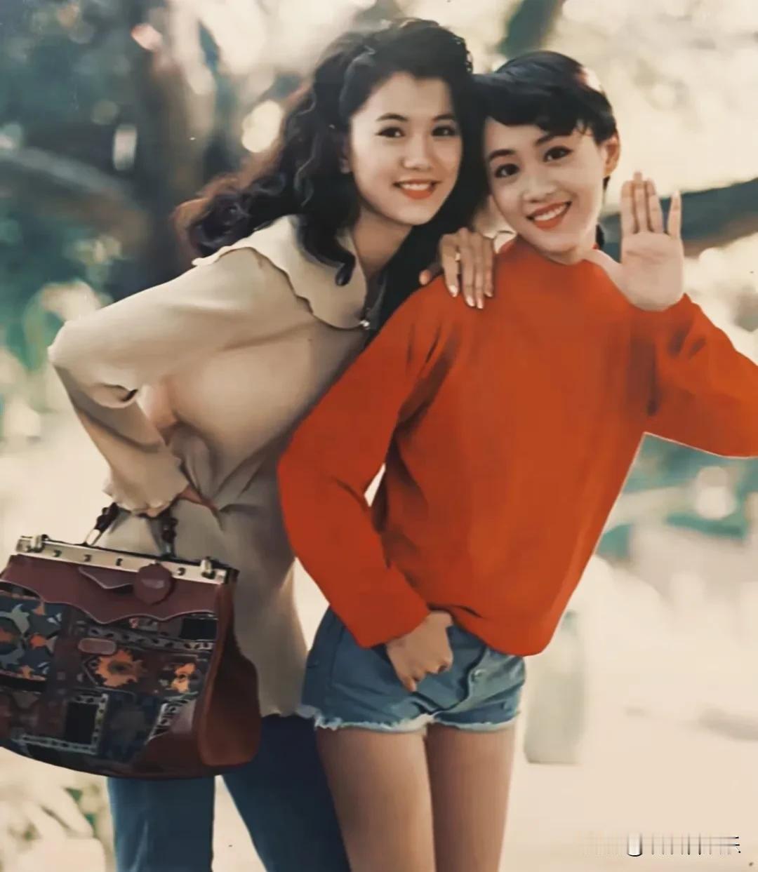 90 年代同一届的两位港姐，正是袁咏仪和梁小冰，她们青春靓丽，魅力非凡。