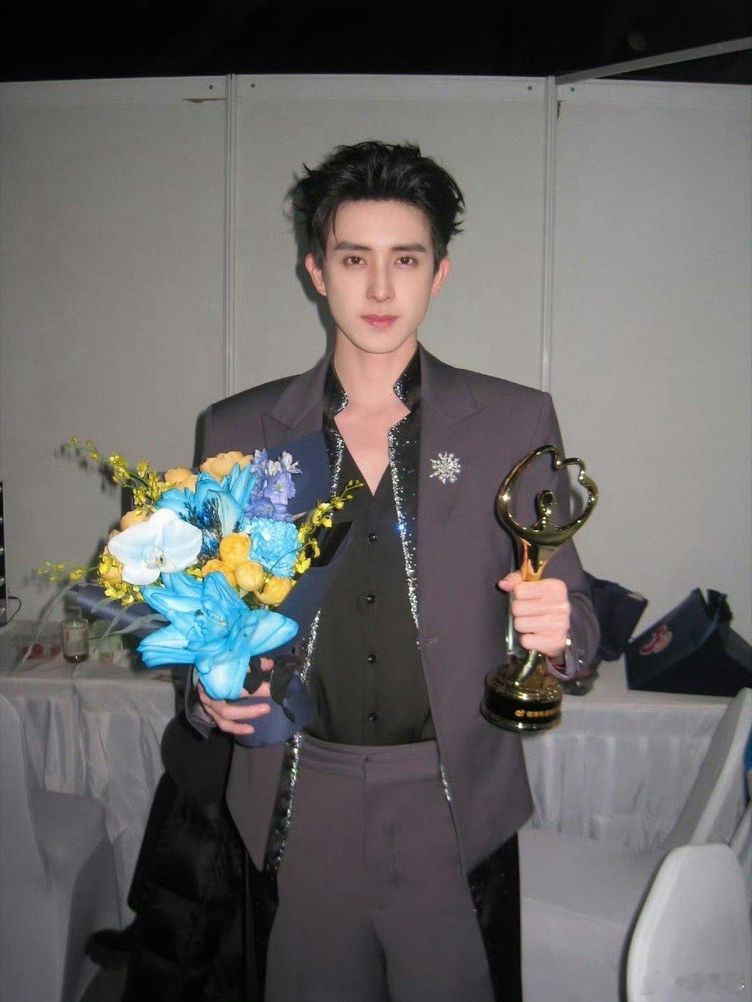 敖瑞鹏认识了新朋友敖瑞鹏晒和黄朔合照 救命！敖瑞鹏黄朔的合照也太养眼了，新友谊解